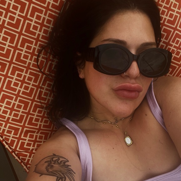 Meet your Posher, Andrea - Picture 3 of 5